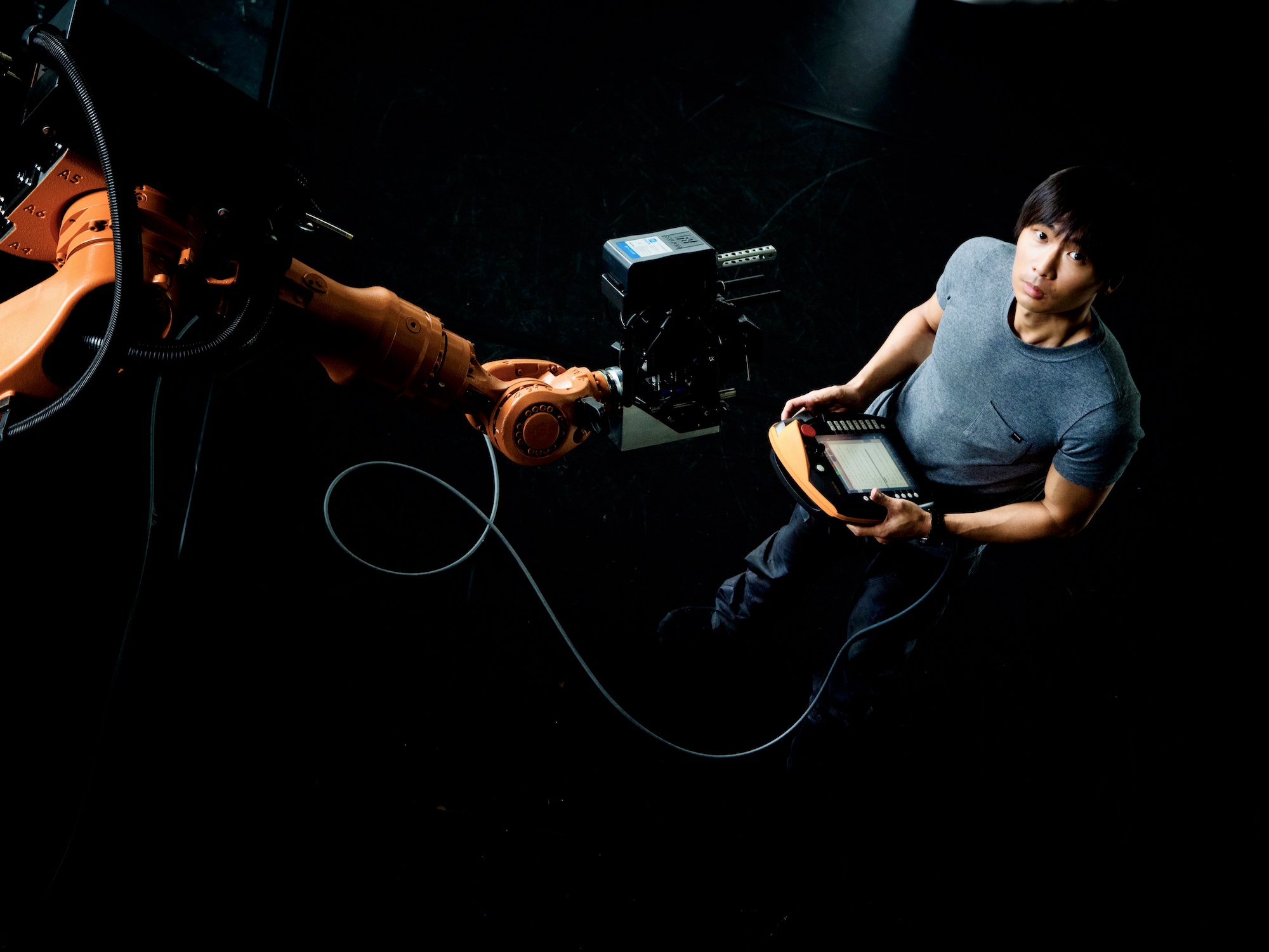 Huang Yi in his studio with robot Kuka